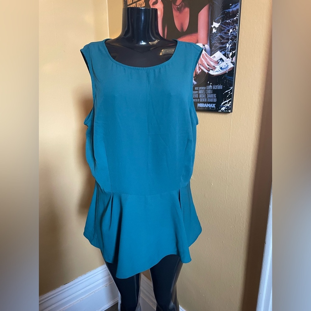 Women’s Le  Chateau Sleeveless Blouse NWT ( XXL )